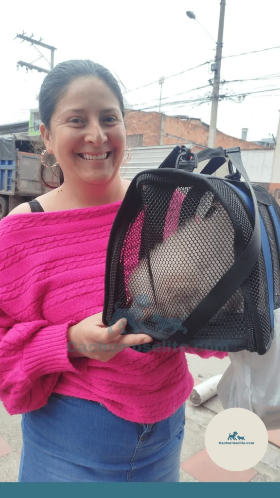 Cliente con su mascota feliz Cachorros elite