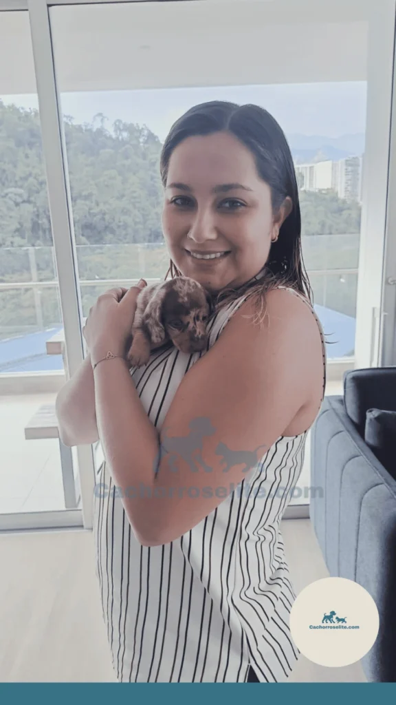 Cliente con su mascota feliz Cachorros elite