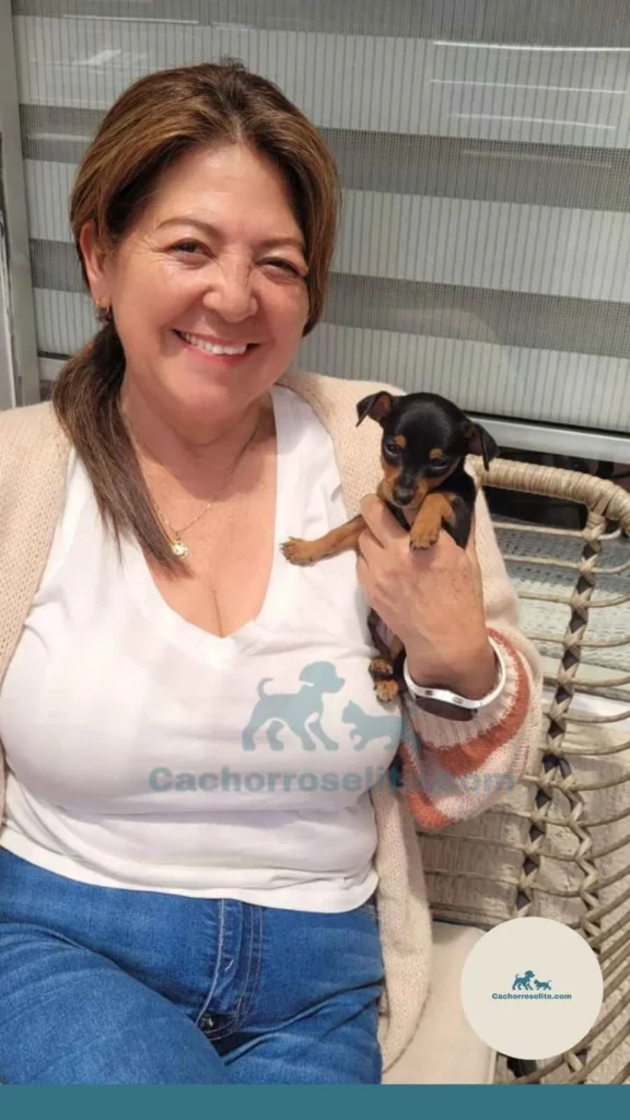 persona feliz con cachorro pinscher Clientes felices cachorroselite