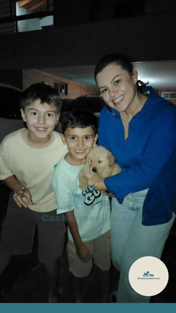 familia feliz con cachorro perro golden retriever Clientes felices cachorroselite