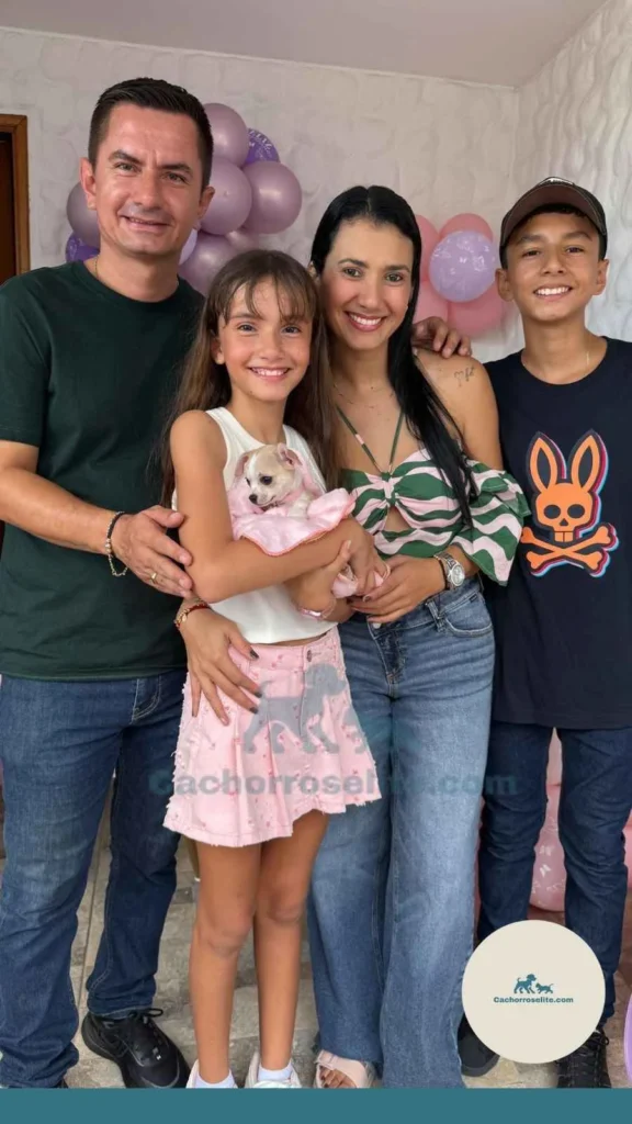 persona feliz con cachorro chihuahua Clientes felices cachorroselite